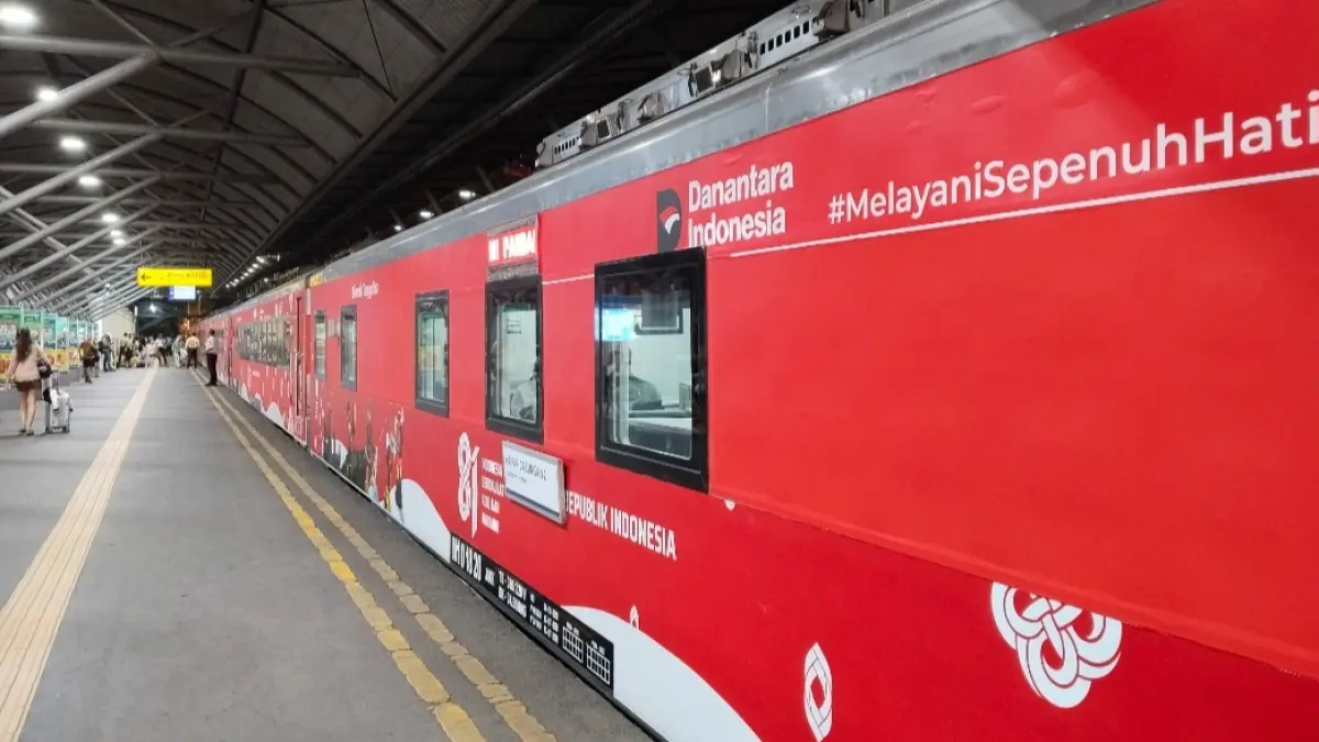 Penumpang di Stasiun Surabaya Gubeng saat hendak menaiki KA Turangga yang menggunakan livery Merah Putih dalam menyambut HUT ke-81 Kemerdekaan RI.