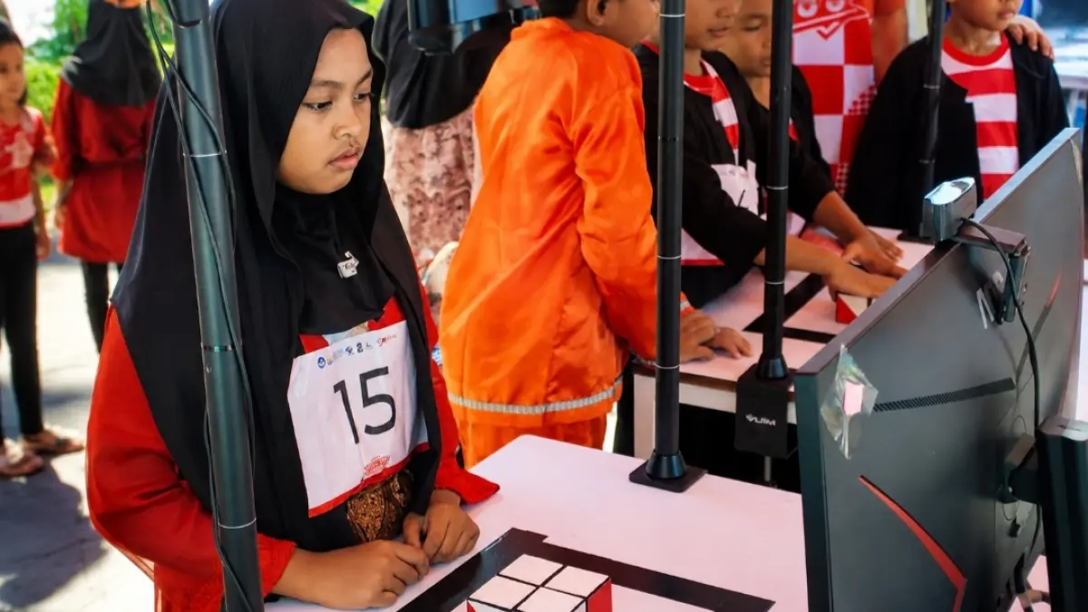 Permainan otak-atik merah putih yang dimainkan bisa menggunakan ai maupun secara konvensional atau nyata meningkatkan kognitif anak. (Rahmat Sudrajat/Radar Surabaya) 