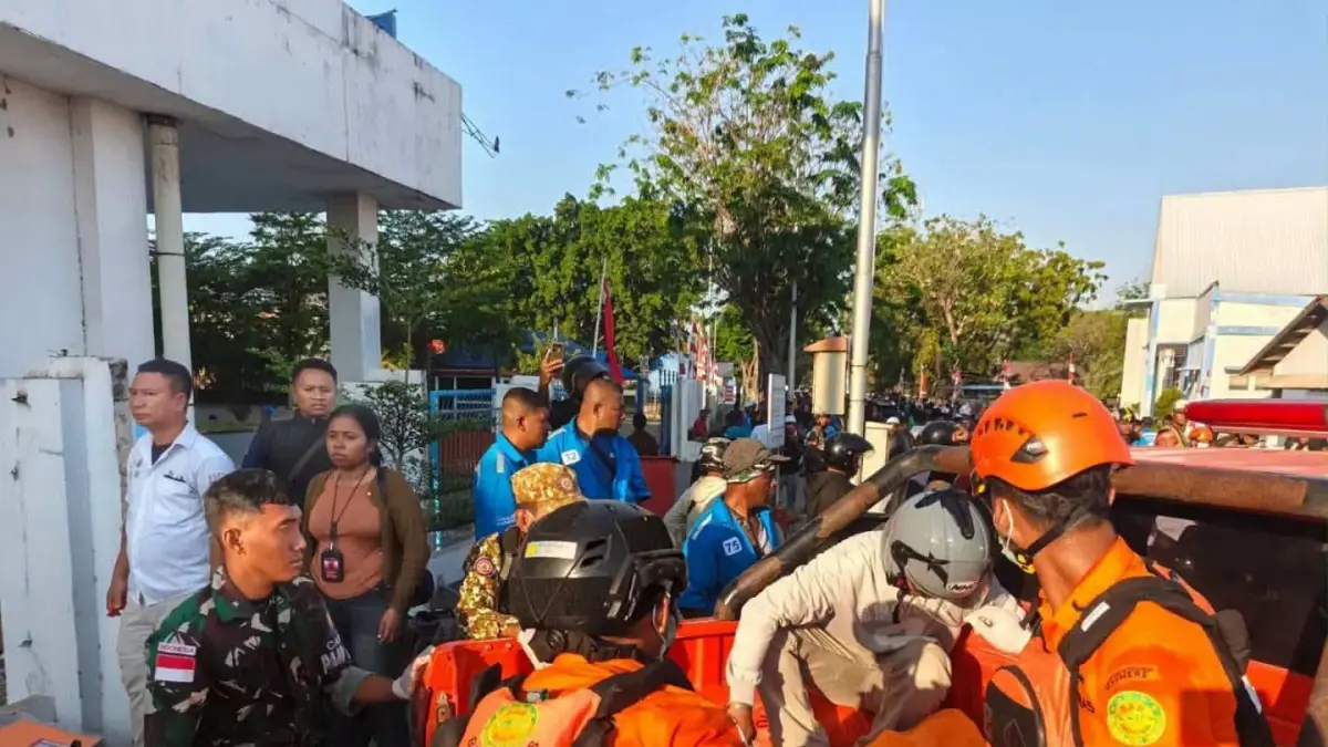 Petugas gabungan menangani korban gempa di Flores NTT.