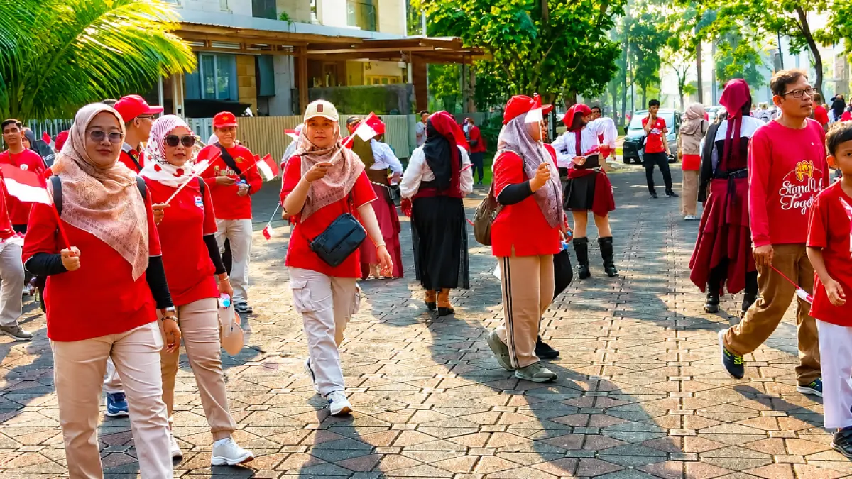 SEMANGAT: Peserta Funwalk Paguyuban Sinarmas Jawa Timur 2026 semangat berjalan santai sembari menikmati udara pagi di kawasan Notredame Adventure Park WBM, Minggu (16/8) pagi. (RAHMAT SUDRAJAT/RADAR SURABAYA)