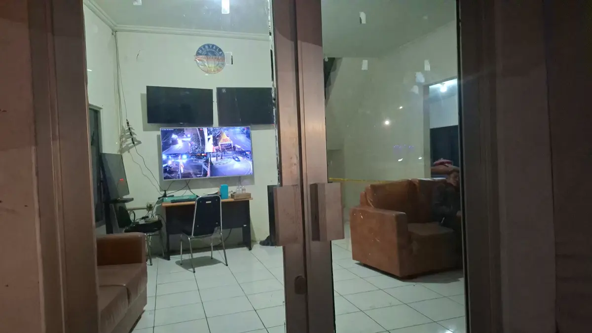 STERIL: Nampak garis polisi dipasanh di salah satu sudut pos lantas depan Cito, Surabaya. Dua pos polisi dilempar molotov, Sabtu (15/8) malam. (MAHRUS/RADAR SURABAYA)