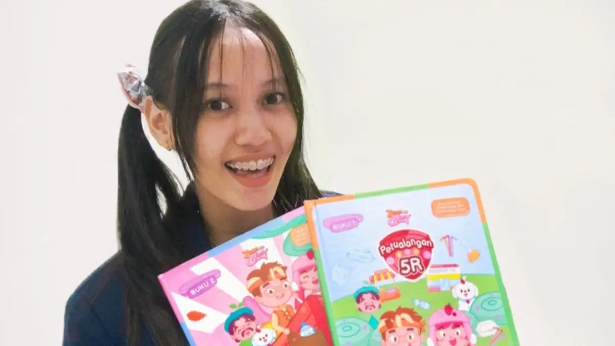 Tabitha Ayu Putri Ning Bestari, mahasiswa D4 Desain Grafis Universitas Negeri Surabaya (Unesa), bersama buku ilustrasi interaktif Zuan dan Wony: Petualangan 5R.