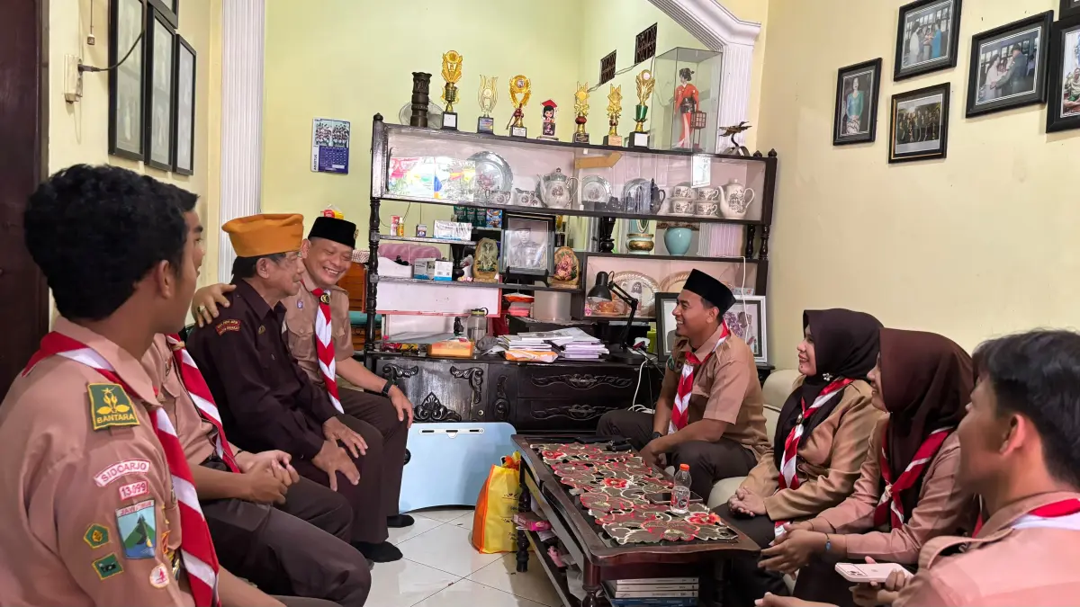 VETERAN: Dindik Jatim melaksanakan gerakan mengenal sejarah Menyambut HUT RI ke-81. Ia meminta sekolah belajar langsung dari pejuang di wilayahnya.(IST/RADAR SURABAYA)