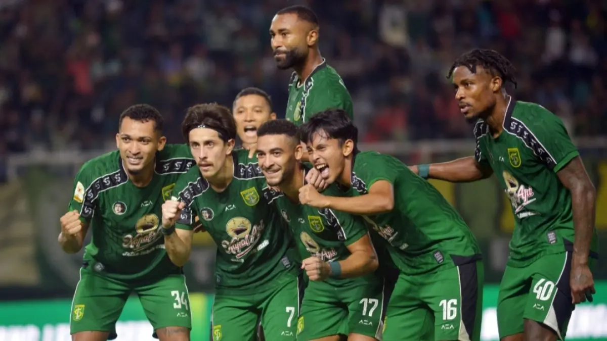Walber Mota (kiri) jadi penentu kemenangan Persebaya. (Andy Satria) 