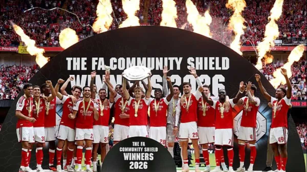 Arsenal mengangkat trofi Community Shield setelah tampil dominan dan mengalahkan rival lama mereka, Manchester City, dengan penuh gaya. (Dailymail) 