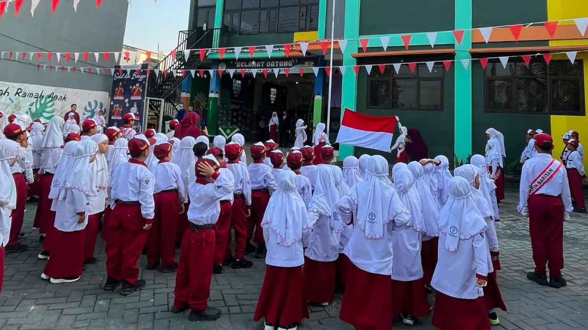 CINTA TANAH AIR: Siswa-siswi MIM Dupan Surabaya mengikuti upacara peringatan HUT ke-81 Kemerdekaan RI dengan penuh semangat.(IST/RADAR SURABAYA)
