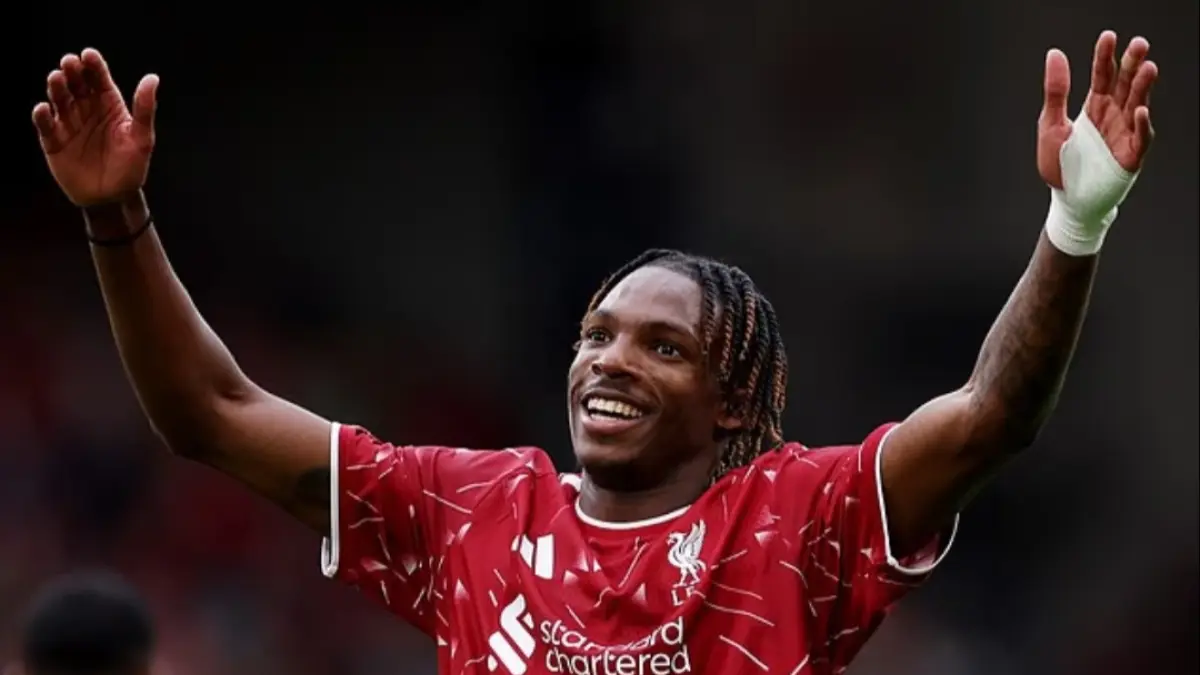 Jeremy Jacquet tampil tanpa cela dalam debut tidak resminya bersama Liverpool saat The Reds meraih kemenangan dalam laga uji coba melawan Como. (Dailymail) 