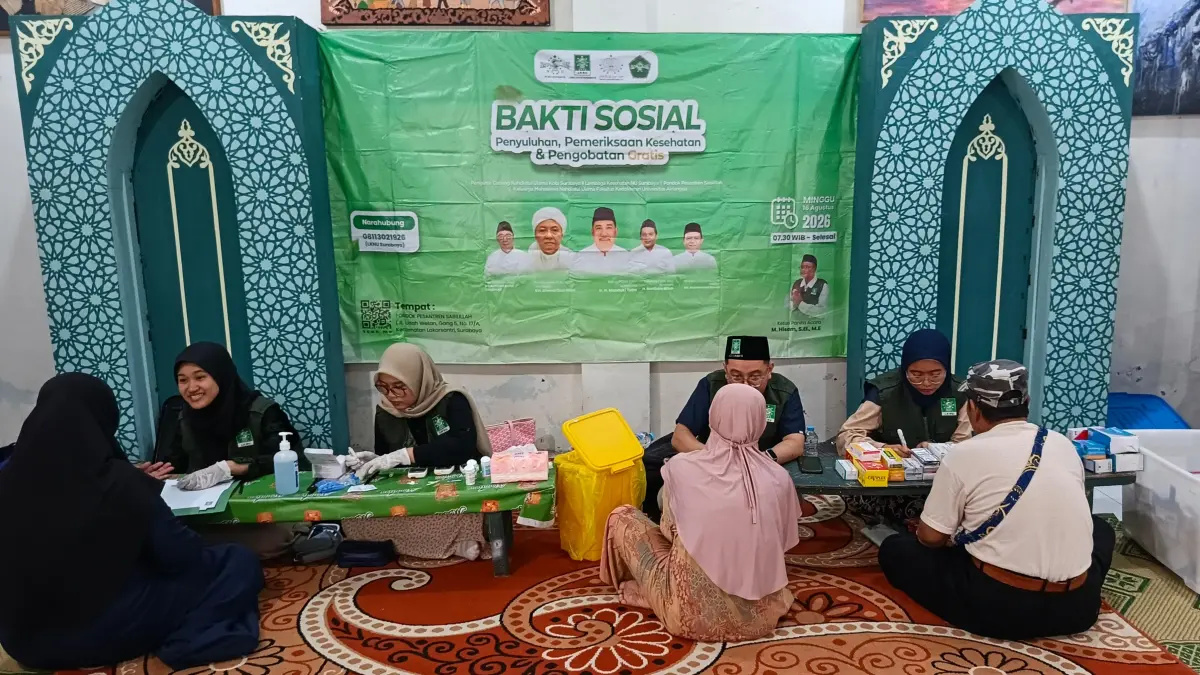 PEDULI: Layanan kesehatan gratis ini menyasar santri dan warga, sekaligus memberikan edukasi pentingnya menjaga kesehatan dan deteksi dini penyakit.(IST/RADAR SURABAYA)