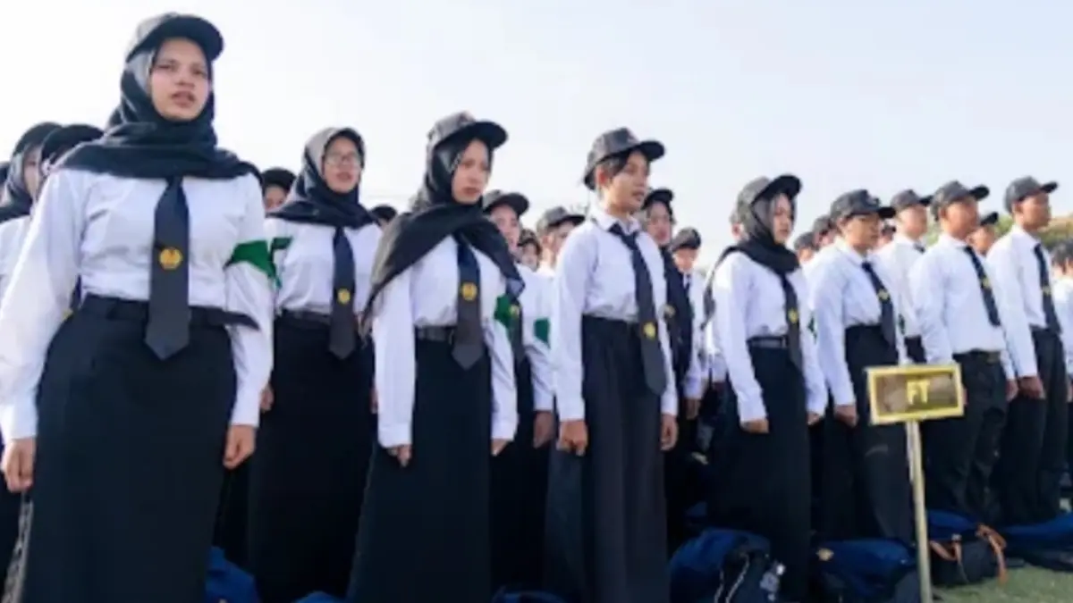 Mahasiswa baru saat mengikuti upacara HUT ke-81 Kemerdekaan RI. (Rahmat Sudrajat/Radar Surabaya) 