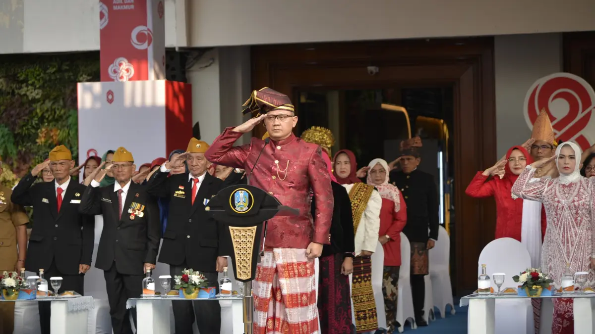 MENGENANG: Kepala Dindik Jatim, Aries Agung Paewai saat upacara peringatan HUT RI ke-81. Ia mengajak veteran untuk bersama melaksanakan upacara.(IST/RADAR SURABAYA)
