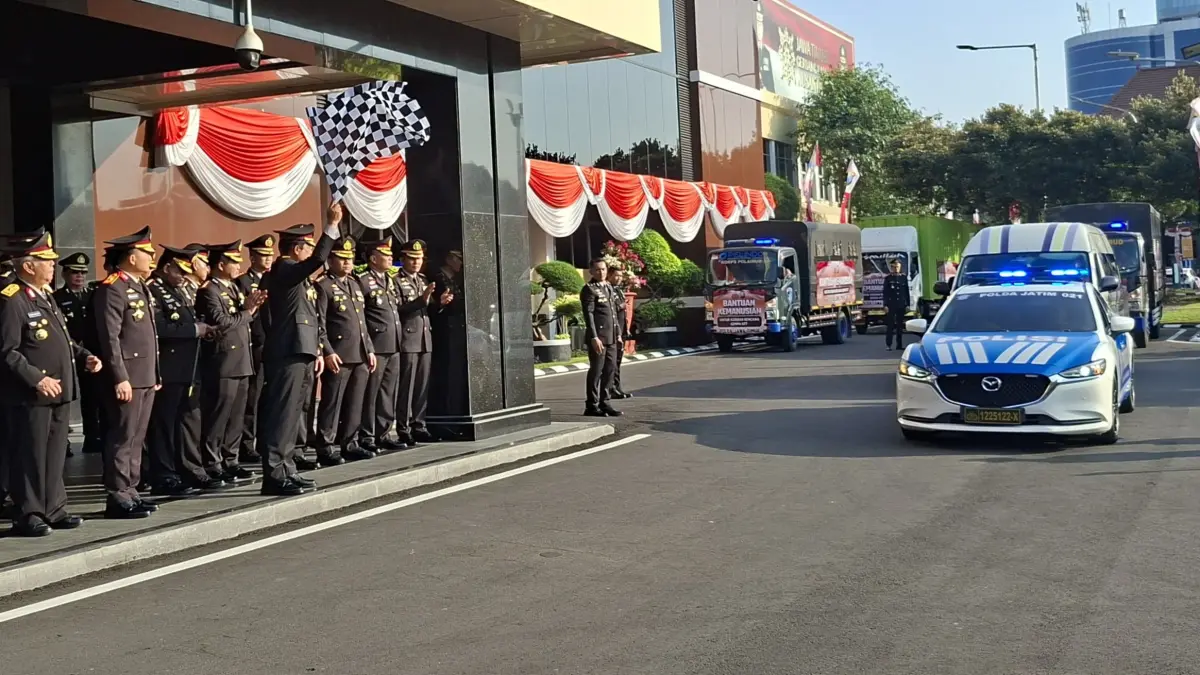 PEMBERANGKATAN: Kapolda Jatim Irjen Pol Nanang Avianto bersama PJU saat memberangkatkan bantuan ke korban gempa NTT. (MAHRUS/RADAR SURABAYA)