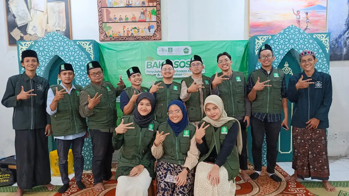 SINERGI: Berbagai elemen berkolaborasi dalam baksos kesehatan LKNU Surabaya sebagai wujud kepedulian terhadap kesehatan santri dan masyarakat.(IST/RADAR SURABAYA)

