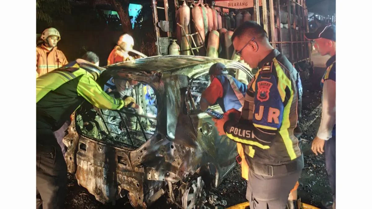 TRAGIS: Kondisi mobil yang terbakar usai menabrak truk bermuatan tabung gas di tol SUMO. Seorang balita meninggal dunia dalam kejadian tersebut. (IST/RADAR SURABAYA)