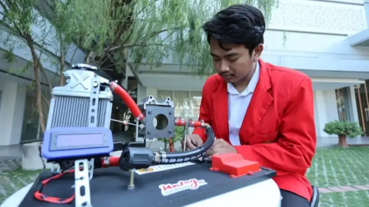 Fendi Febianto Ahmad menciptakan alat pemantau suhu mesin sepeda motor berbasis Internet of Things (IoT).
