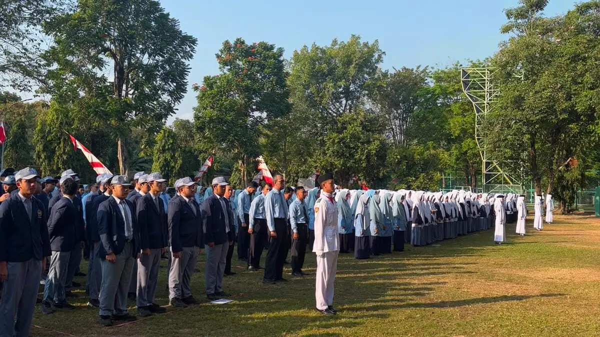 KHIDMAT: Upacara peringatan HUT ke-81 Kemerdekaan Republik Indonesia berlangsung khidmat, diikuti peserta dengan penuh semangat nasionalisme.(IST/RADAR SURABAYA)
