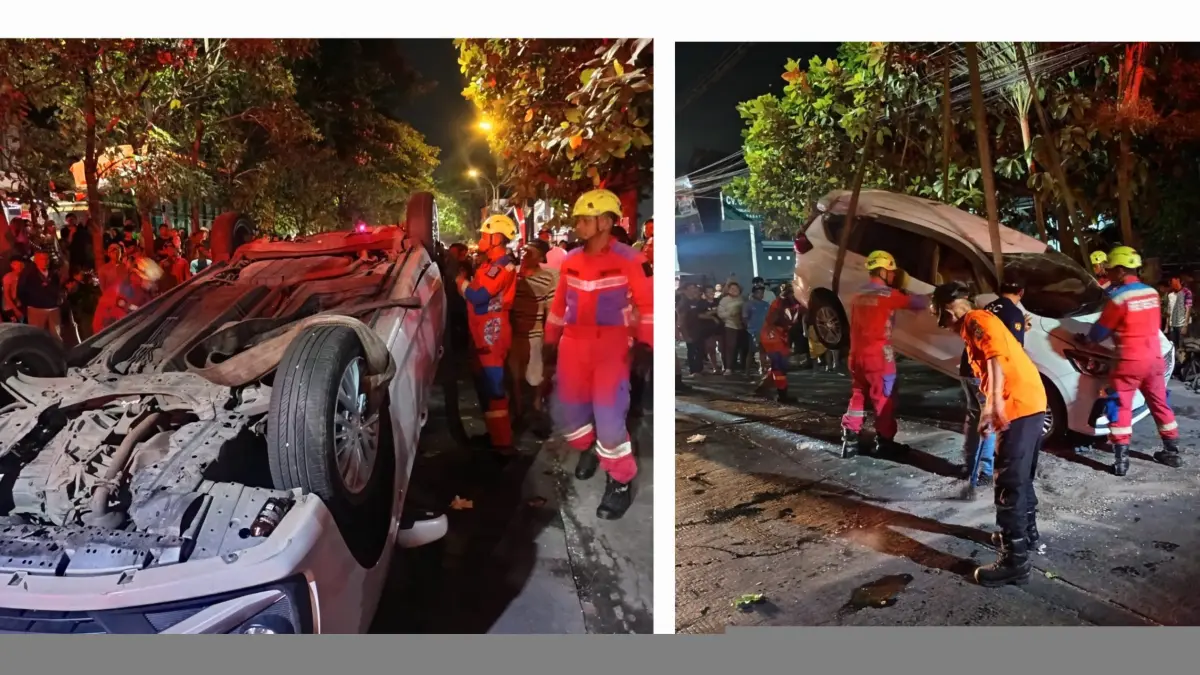 LAKA TUNGGAL : Petugas DPKP berupaya mengevakuasi mobil Suzuki Ertiga yang terbalik di Jalan Banjar Sugihan, Surabaya, usai tabrak pohon, Senin (17/8) malam.(IST/RADAR SURABAYA)
