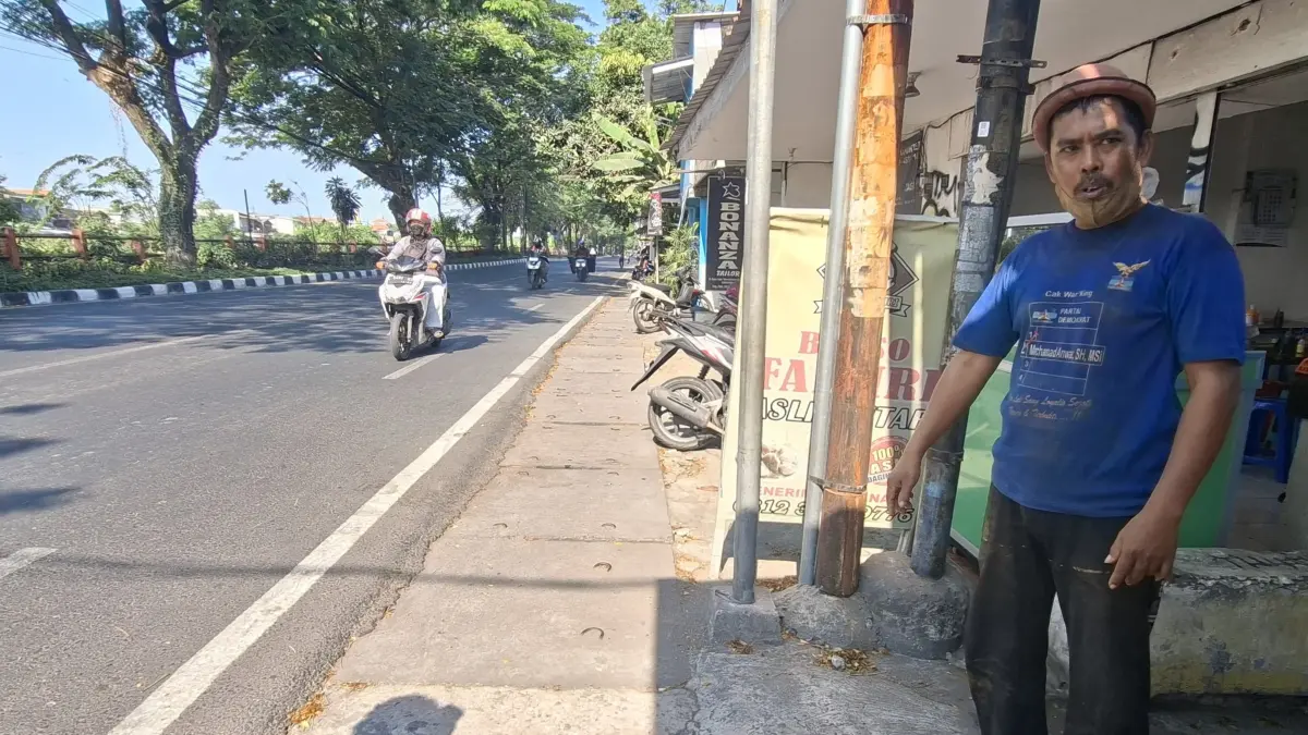 LOKASI: Korban saat menunjukkan lokasi terduga pelaku curanmor yang dihajar massa di Jalan Jagir, Wonokromo, Surabaya. (MAHRUS/RADAR SURABAYA)