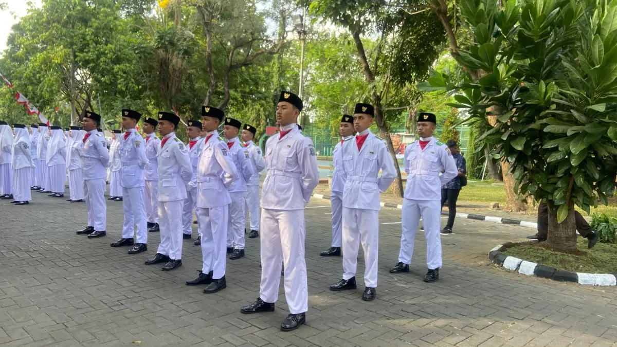 MERDEKA: Tim Pasukan Pengibar BenderA (Paskibra) SMA Al Hikmah saat bersiap mengibarkan bendera merah putih, Senin (17/8).(IST/RADAR SURABAYA)