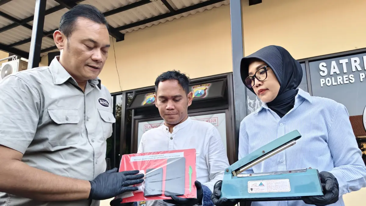DIAMANKAN: Barang bukti yang disita polisi dari pengedar sabu AF yang tinggal di Jalan Tambak Dalam, Surabaya. (IST/RADAR SURABAYA)
