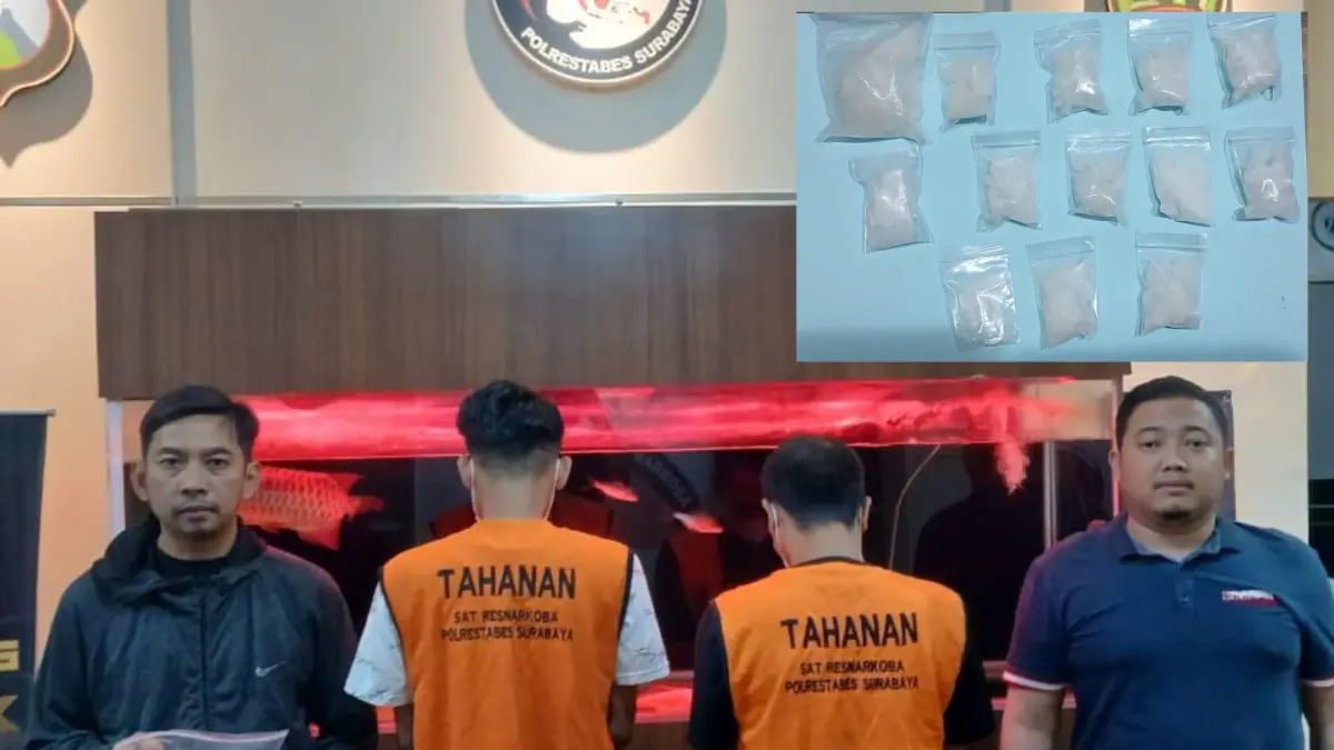 DIAMANKAN: Satresnarkoba Polrestabes Surabaya meringkus kurir dan bandar sabu. Polisi menyita 100 poket sabu siap edar seberat 2,5 ons.(IST/RADAR SURABAYA)