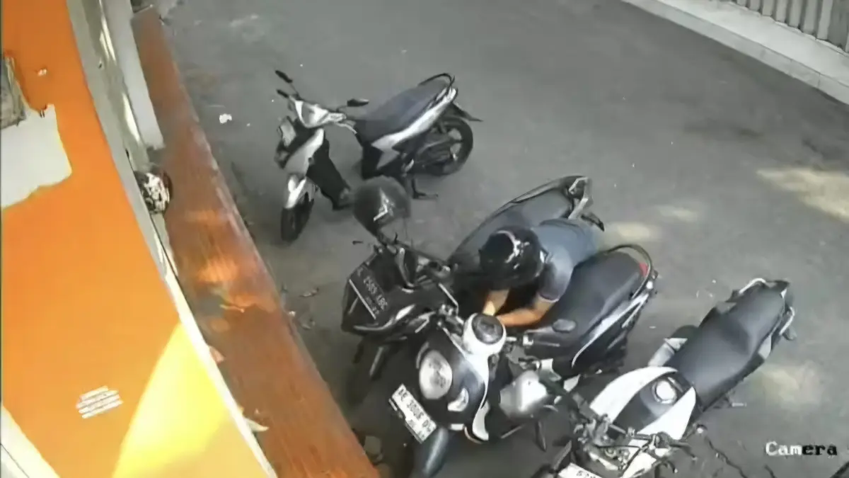 JELAS: Nampak pelaku curanmor terekam saat beraksi di parkiran restoran Jalan Kedungdoro, Surabaya. (IST/RADAR SURABAYA)