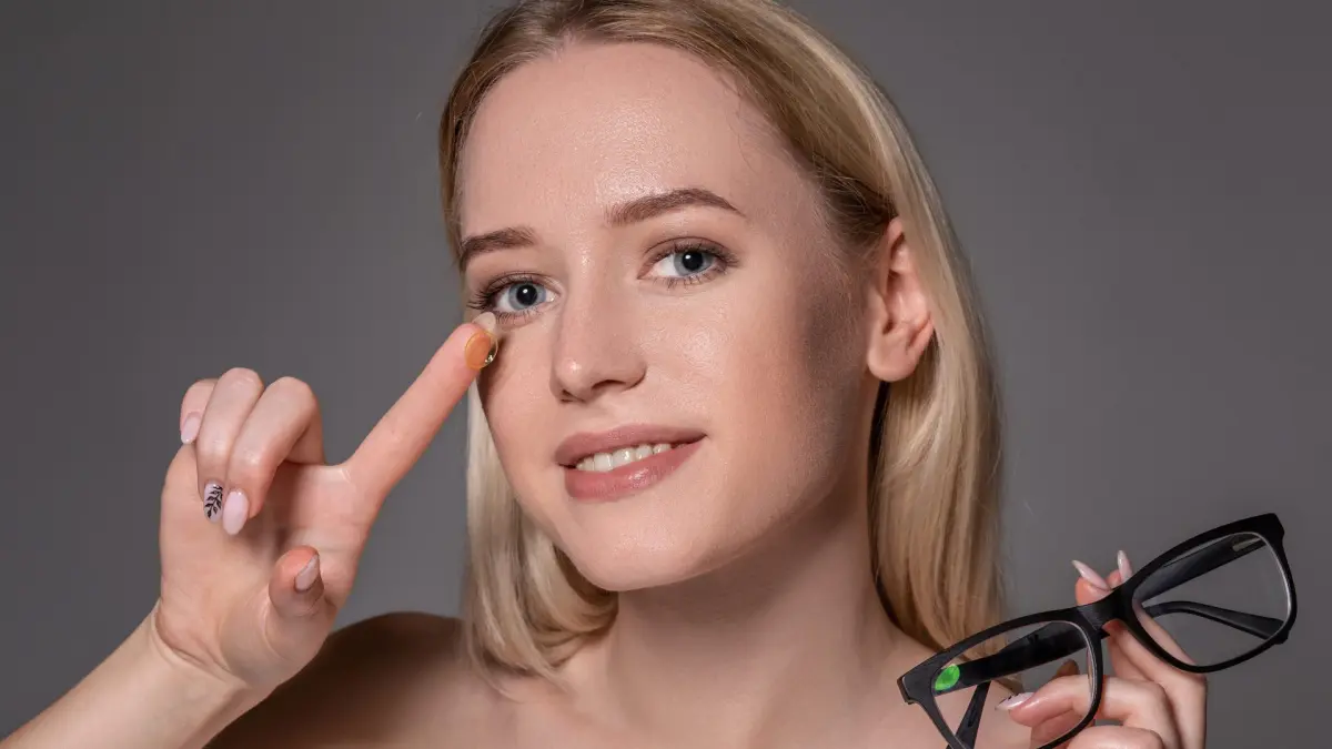 Kacamata atau Softlens yang lebih nyaman dipakai. Foto: Ist.