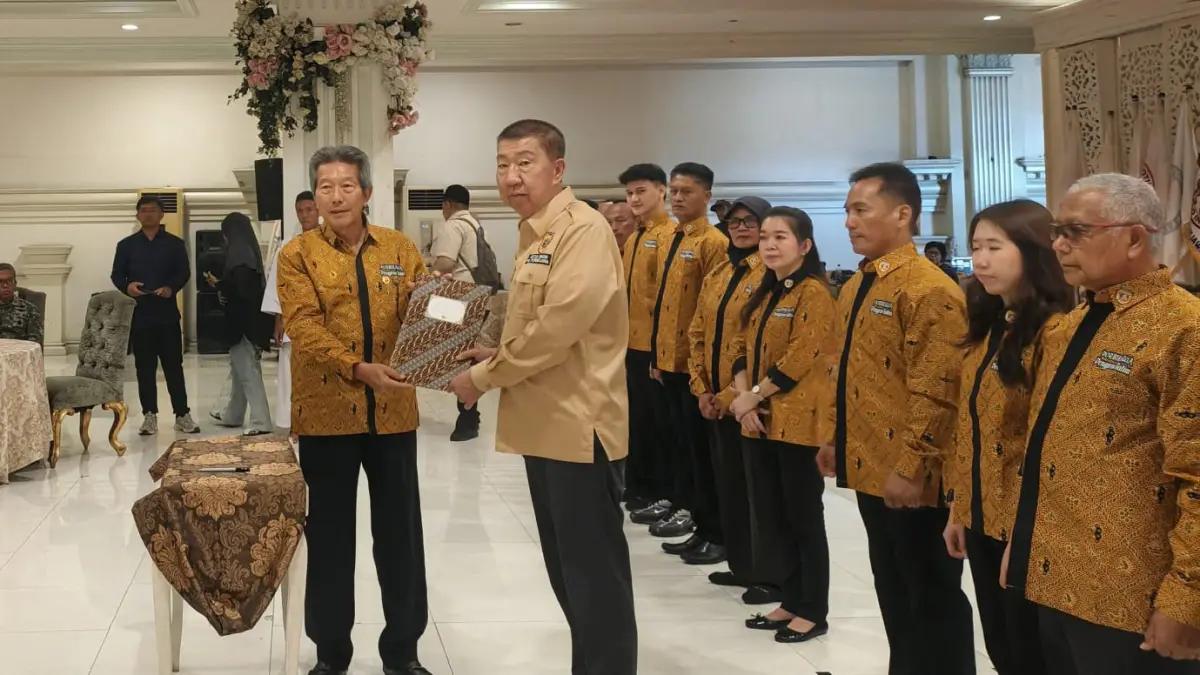 Ketua PB Porbikawa Totok Lusida (kanan) saat melantik Ketua Pengprov Porbikawa Jatim Kandradi Lookman.(istimewa) 