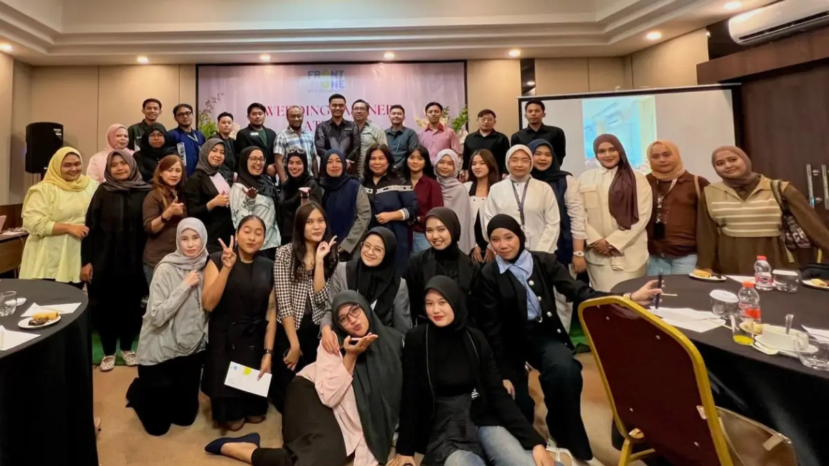 KOLABORASI: Para vendor wedding partners gathering Front One Hotel Mesir Surabaya berfoto bersama usai kegiatan.(IST/RADAR SURABAYA)