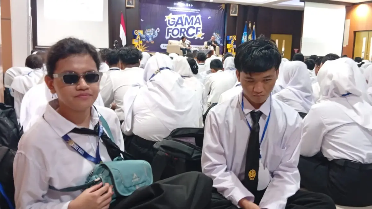 Mahasiswa baru Fisipol Unesa Fitrah Dwi Alfiansyah dan Veranica Imanuella Kalemeha saat mengikuti PKKMB fakultas.(Rahmat Sudrajat/Radar Surabaya) 