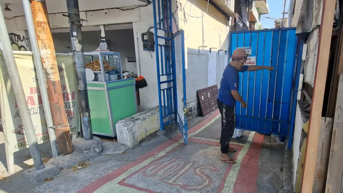 MENUNJUK: Korban curanmor Junaedi, 50, menunjukkan lokasi parkir motor Honda Beat miliknya sebelum dicuri di Jalan Jagir, Wonokromo, Surabaya. (MAHRUS/RADAR SURABAYA)