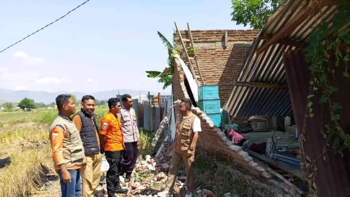 Sejumlah bangunan yang ambruk akibat gempa di Flores NTT. 