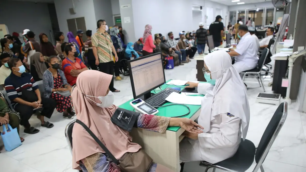 Tenaga kesehatan menghadapi beban pekerjaan yang berat. (Rahmat Sudrajat/Radar Surabaya)