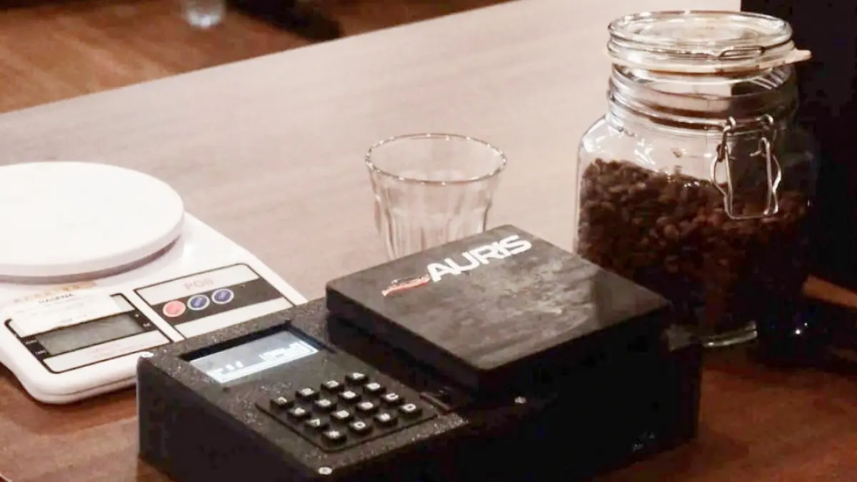 AURIS, timbangan pintar bersuara yang dirancang untuk membantu barista tunanetra menakar bubuk kopi secara lebih presisi.