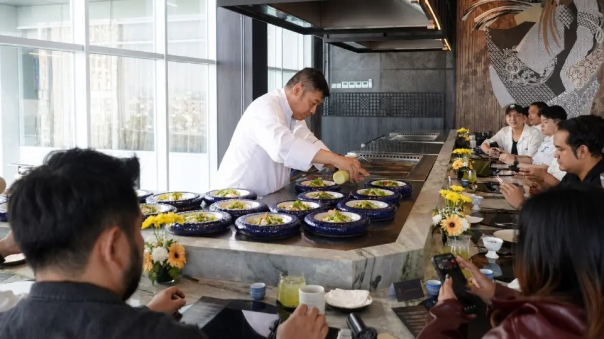AUTENTIK: Chef Masa menunjukkan keahlian memasaknya di hadapan tamu Nagano Restaurant Vasa Hotel Surabaya. (Istimewa) 