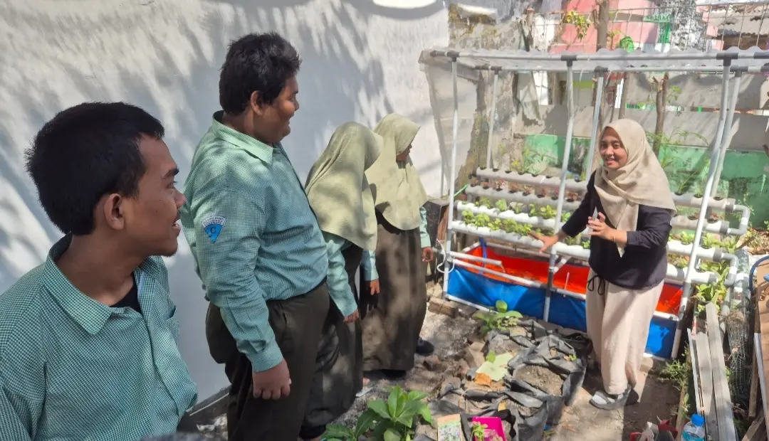 BELAJAR HIDROPONIK: Peserta didik mempraktikkan budidaya hidroponik adaptif dalam pembelajaran vokasional HI-SKIL FARM. Kegiatan ini menjadi sarana untuk melatih keterampilan, kemandirian dan konsentrasi. (Humas) 