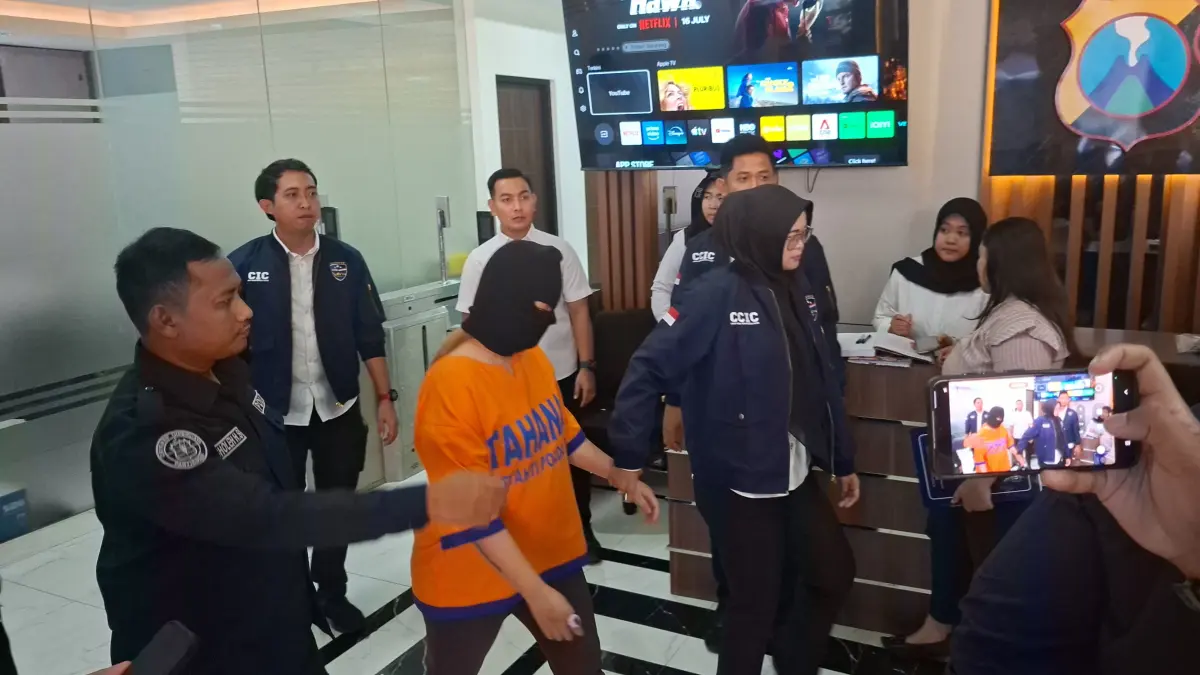 DITAHAN : Tersangka JNK saat dihadirkan di Polda Jatim belum lama ini. Dua selebgram akan dipanggil untuk dimintai keterangan terkait arisan online fiktif.(MAHRUS/RADAR SURABAYA)
