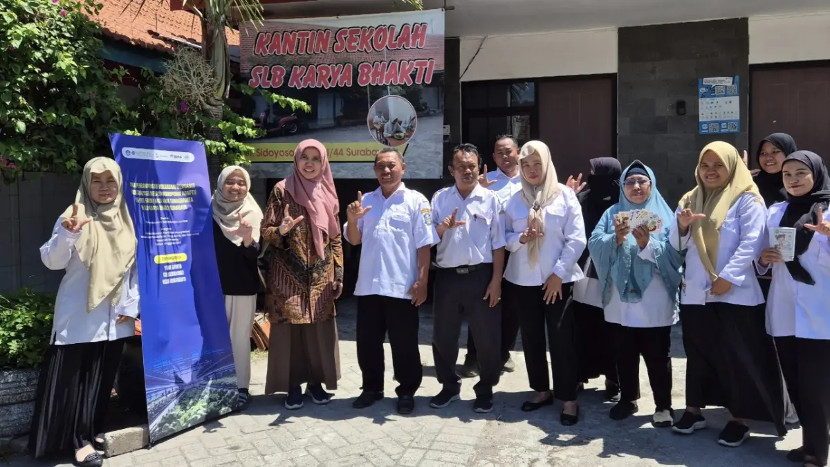 KOLABORASI: Tim pengabdian bersama guru SLB Karya Bhakti Surabaya berkolaborasi dalam pengembangan HI-SKIL FARM, menghadirkan pembelajaran vokasional hidroponik yang adaptif. (Humas) 