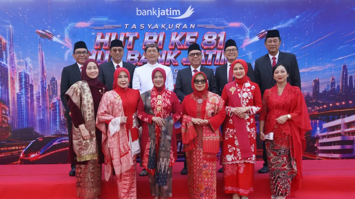 SEMARAK: Jajaran Direksi PT Bank Jatim Tbk usai tasyakuran HUT ke-65 yang mengusung tema "fly higher".(IST/RADAR SURABAYA)