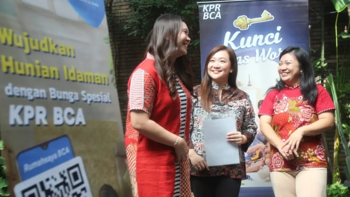 KEJAR KPR: Meliani Tjondro (tengah) bersama Zevina Lie Mahassana (kiri) dan Yossie Septiani menjelaskan, penyaluran KPR tahun ini banyak ditopang dari secundary market dan refinancing. Sementara Primary market sangat terdampak karena developer menahan diri untuk merilis produk baru. (Abdullah Munir/Radar Surabaya) 