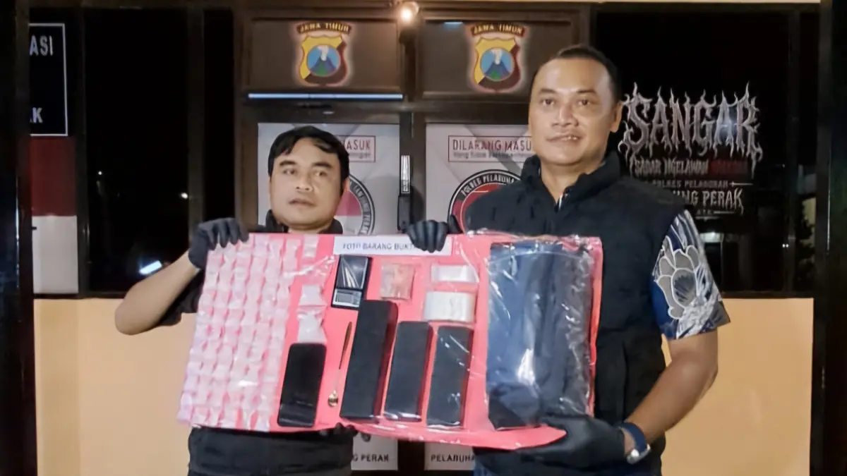 DISITA: Sebanyak 672 poket sabu dengan berat 399,15 gram berhasil diamankan dari tersangka di rumahnya Jalan Benteng Dalam, Surabaya.(IST/RADAR SURABAYA)
