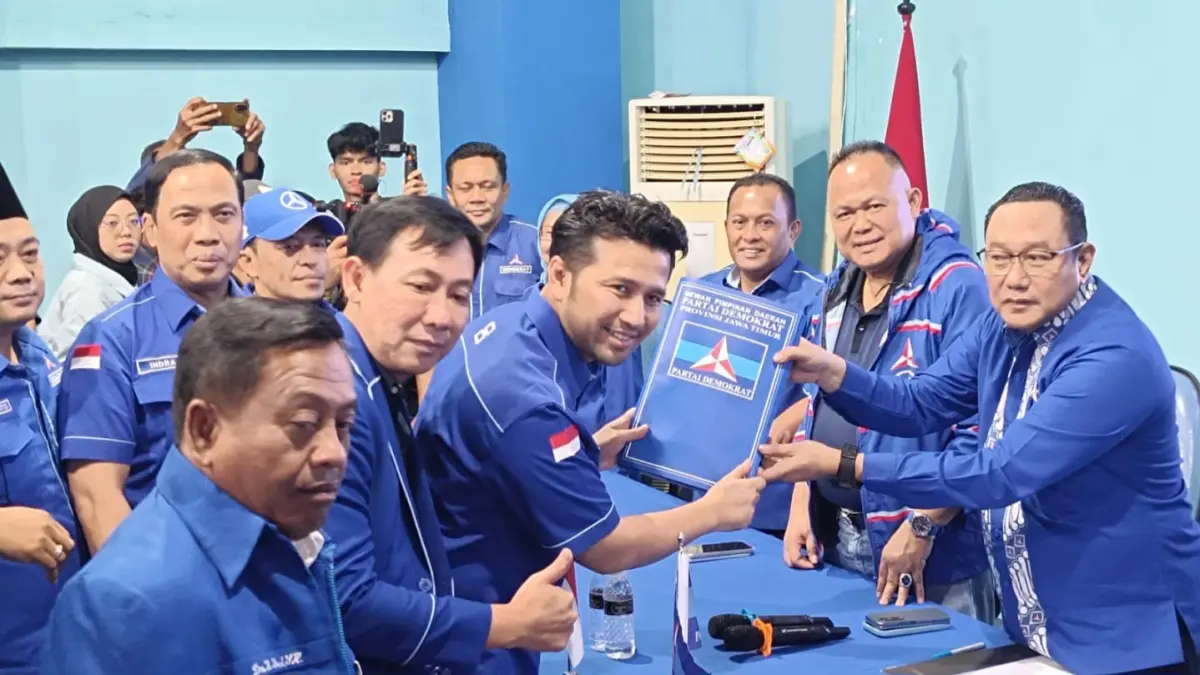 MAJU LAGI: Wakil Gubernur Jawa Timur yang juga Ketua DPD Partai Demokrat Jatim, Emil Elestianto Dardak, resmi mendaftarkan diri sebagai calon Ketua DPD Partai Demokrat Jawa Timur periode 2026–2031, Kamis (20/8) malam.&nbsp;
