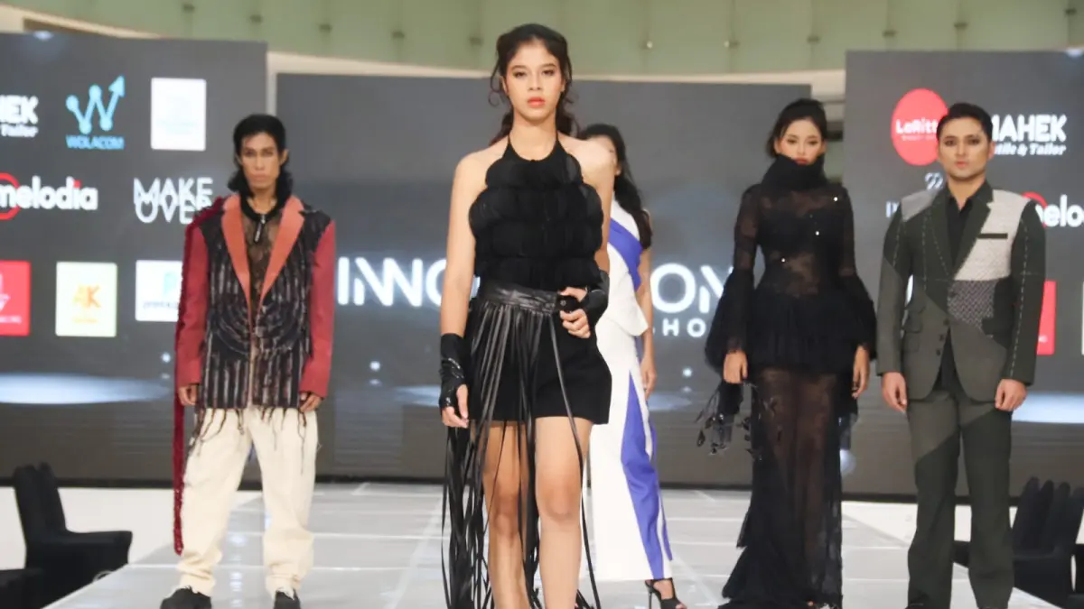 Model memeragakan busana karya mahasiswa UK Petra Surabaya, Jessica Vanessa Putri, yang terinspirasi oleh keindahan ikan cupang, dalam peragaan busana yang digelar di Ciputra World Surabaya. (ANDYSATRIA/RADARSURABAYA)