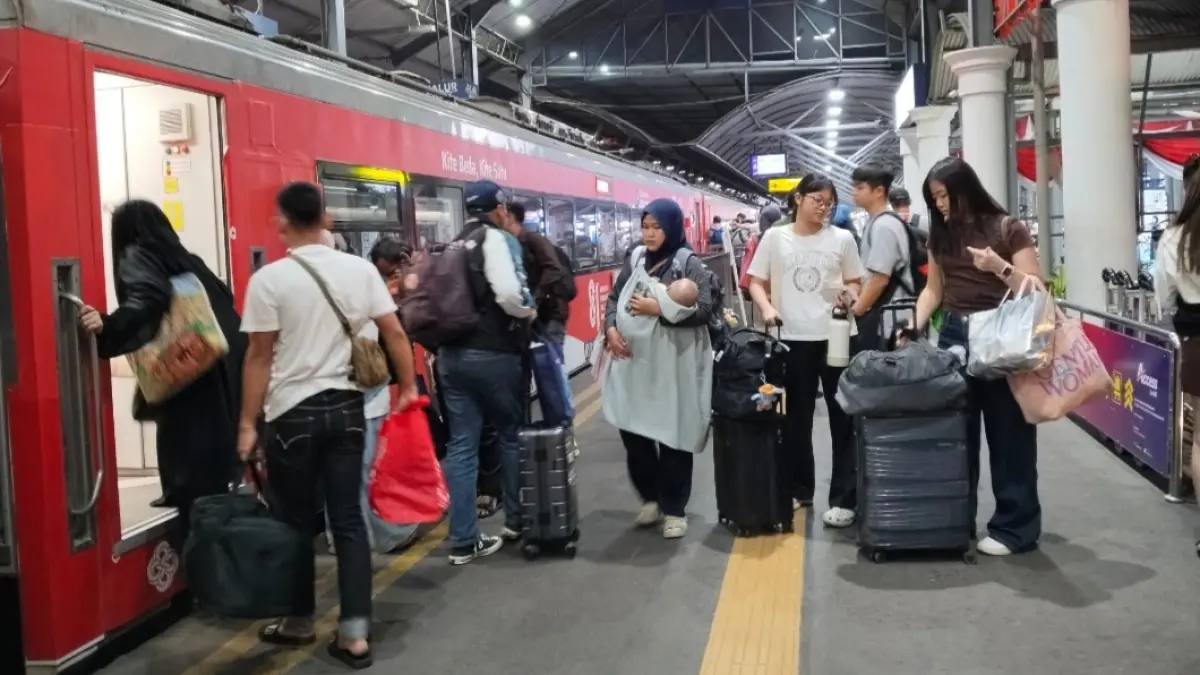 Penumpang kereta api di Stasiun Surabaya Gubeng meningkat selama libur HUT ke-81 Kemerdekaan RI. (Rahmat Sudrajat) 