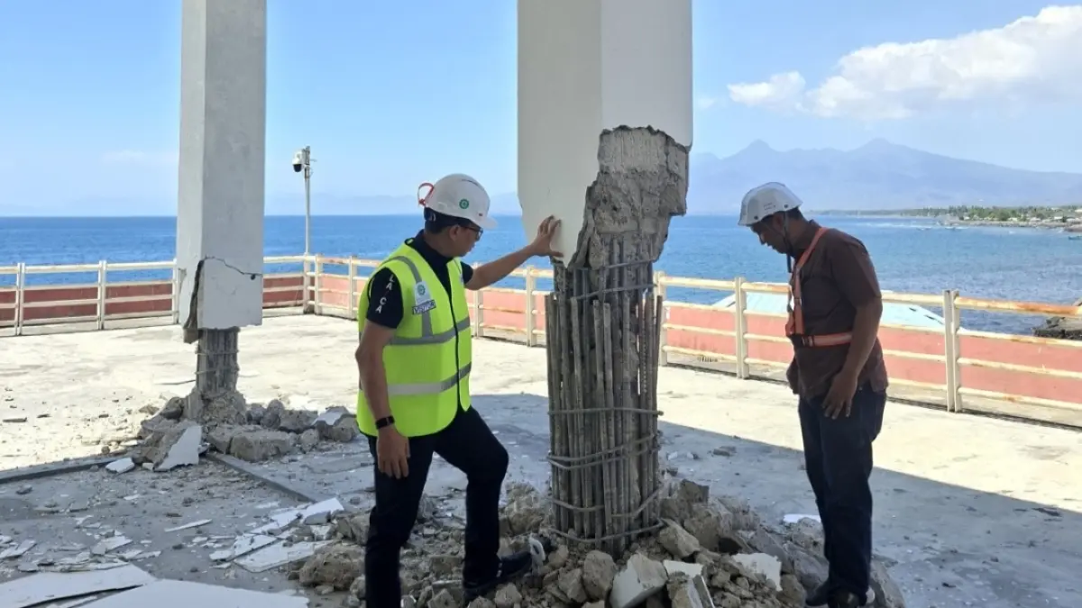 Tim ahli ITS melakukan pengecekan infrastruktur bangunan dermaga di Pelabuhan Lorens Say, Maumere. (ITS) 