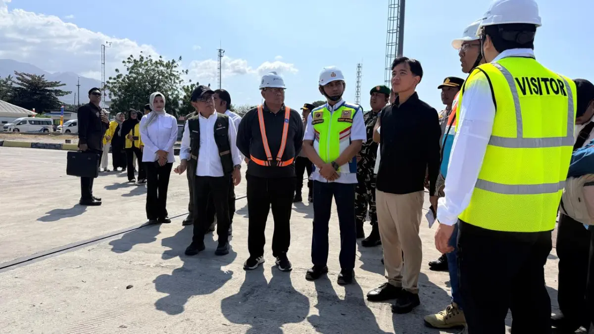 Tim ahli ITS Surabaya mengecek Dermaga Lorens Say, Maumere, NTT. (IST)