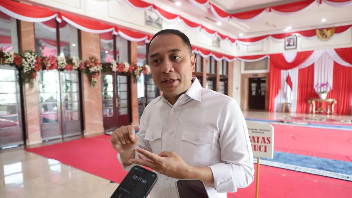 Wali Kota Surabaya Eri Cahyadi memberikan keterangan kepada wartawan. (IST)