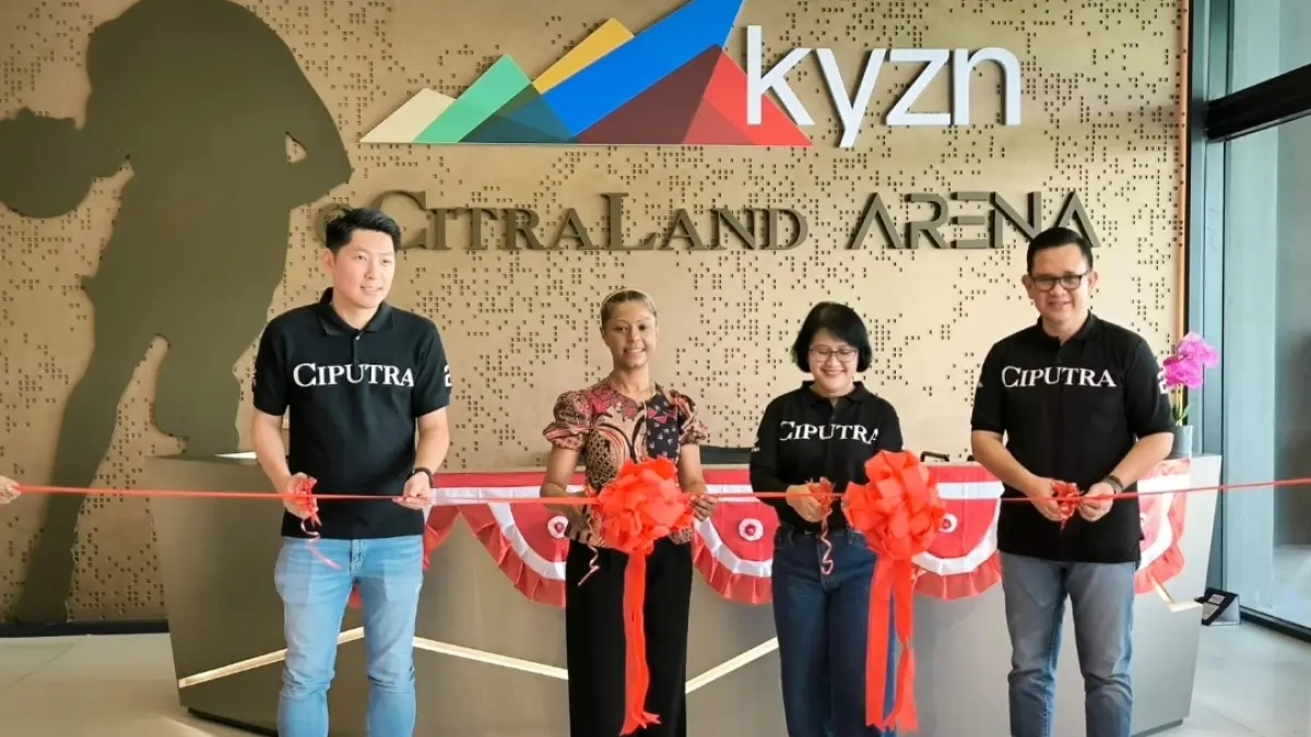 Healthy Lifestyle: Dari kanan: General Manager Citraland Surabaya, Christiono Yuliarso, General Manager Citraland Northwest, Vica Yustisiana, perwakilan dari KYZN dan General Manager CitraGarden secara simbolis melakukan grand opening KYZN @Citraland Arena Surabaya sebagai bentuk dukungan terhadap pola gaya hidup sehat, olahraga dan wellness di Surabaya dan sekitarnya. (M. Afiq Firdaus/Radar Surabaya) 
