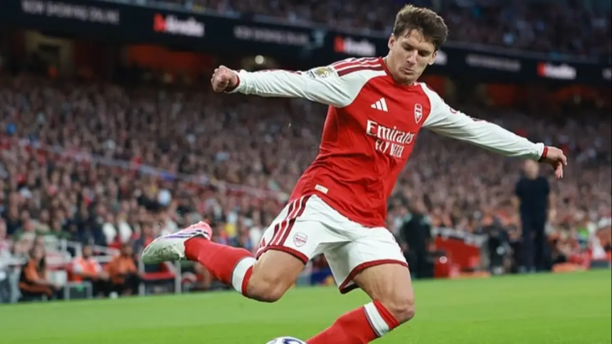Christos Tzolis menjadi salah satu pemain yang mencuri perhatian. Pemain internasional Yunani itu terlibat langsung dalam terciptanya dua gol pertama Arsenal. (Daily mail) 