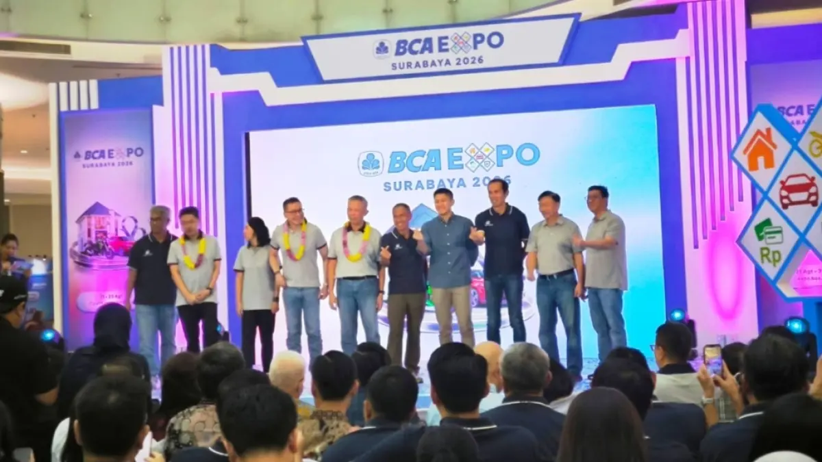 Direksi dan pimpinan BCA bersama Direksi Ciputra Group foto bersama disela pembukaan BCA Expo 2026 di Ciputra World Mall Surabaya. Pameran properti ini diharapkan mampu menggerakan ekonomi di Jatim dan Surabaya. (M. Afiq Firdaus) 