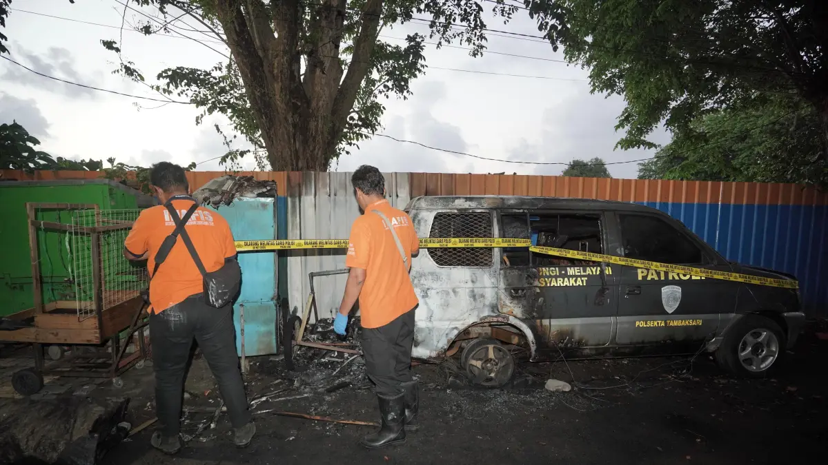 HANGUS: Polrestabes Surabaya intensif melakukan pemeriksaan terhadap pria terduga pelaku pembakaran mobil patroli Polsek Tambaksari. (IST/RADAR SURABAYA)